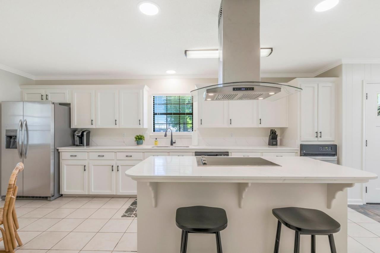 Updated & Centrally Located 3 Bed Ferienhaus