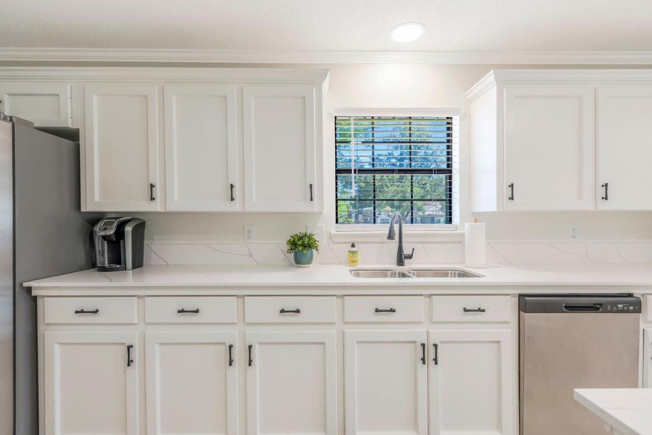 Updated & Centrally Located 3 Bed Ferienhaus